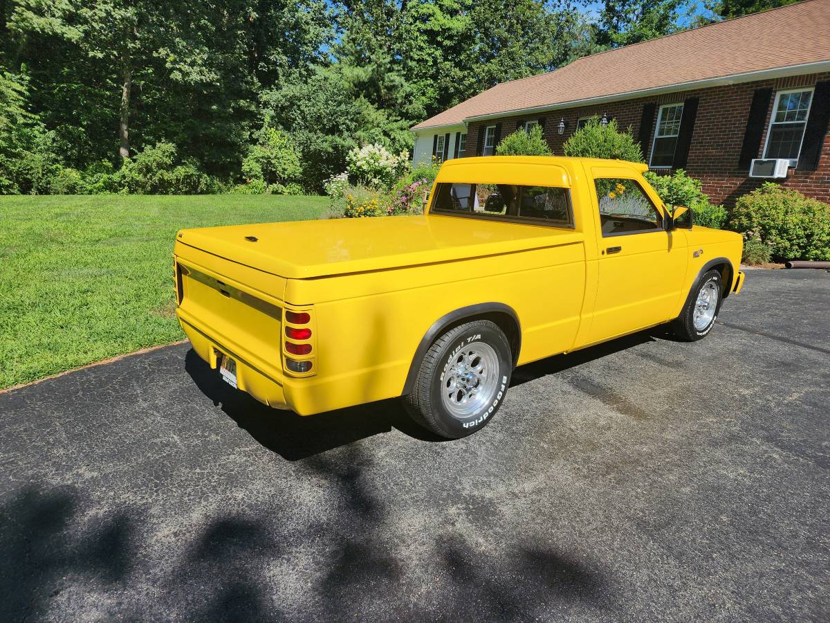 Gmc-s15-1982-yellow-10