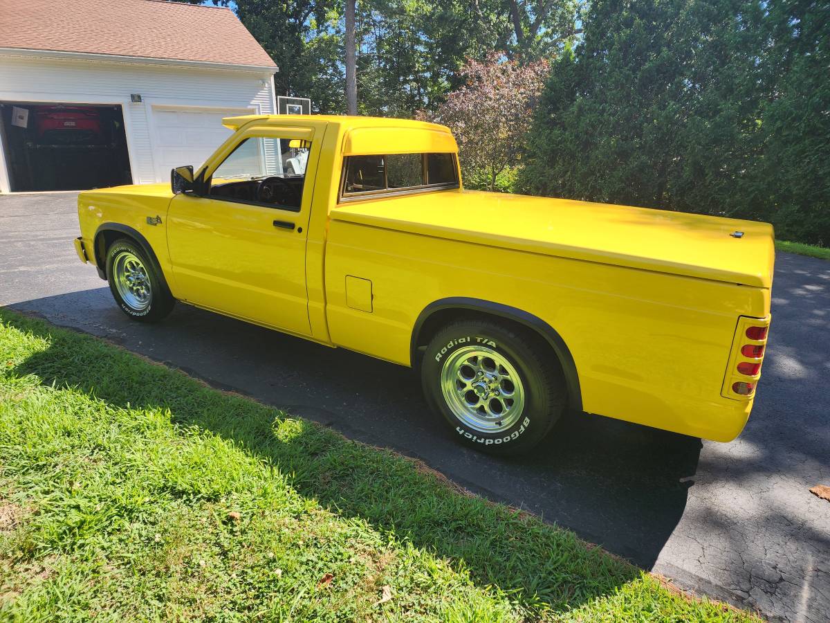 Gmc-s15-1982-yellow-17