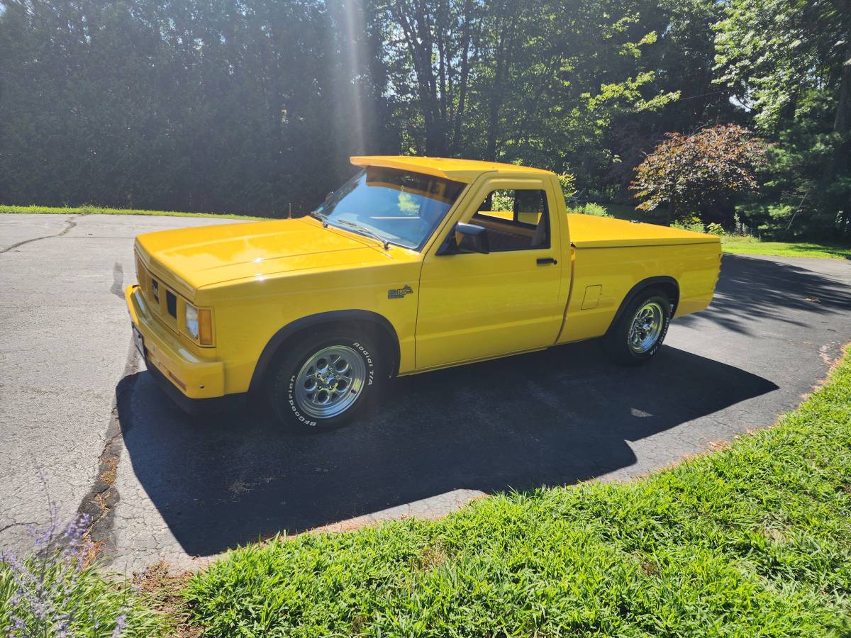 Gmc-s15-1982-yellow-3