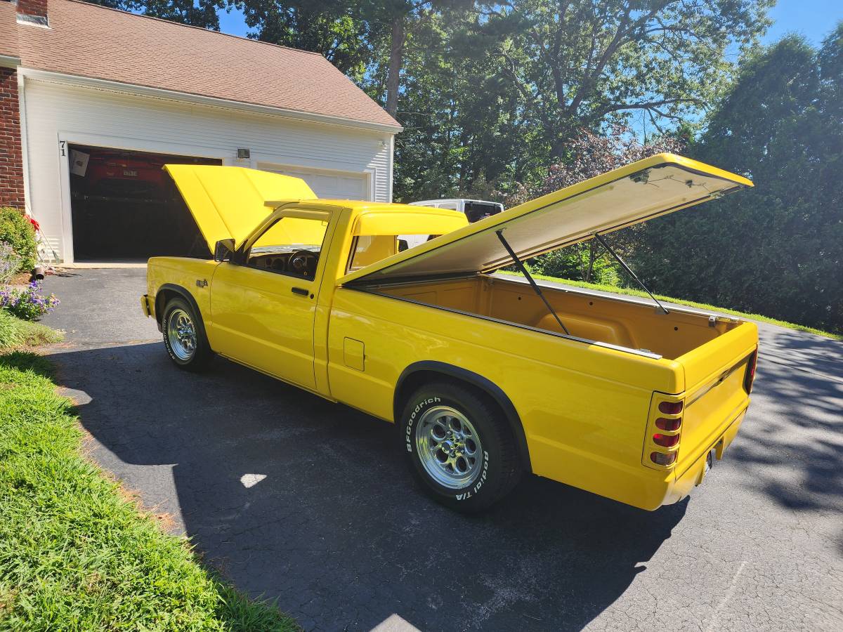Gmc-s15-1982-yellow-4