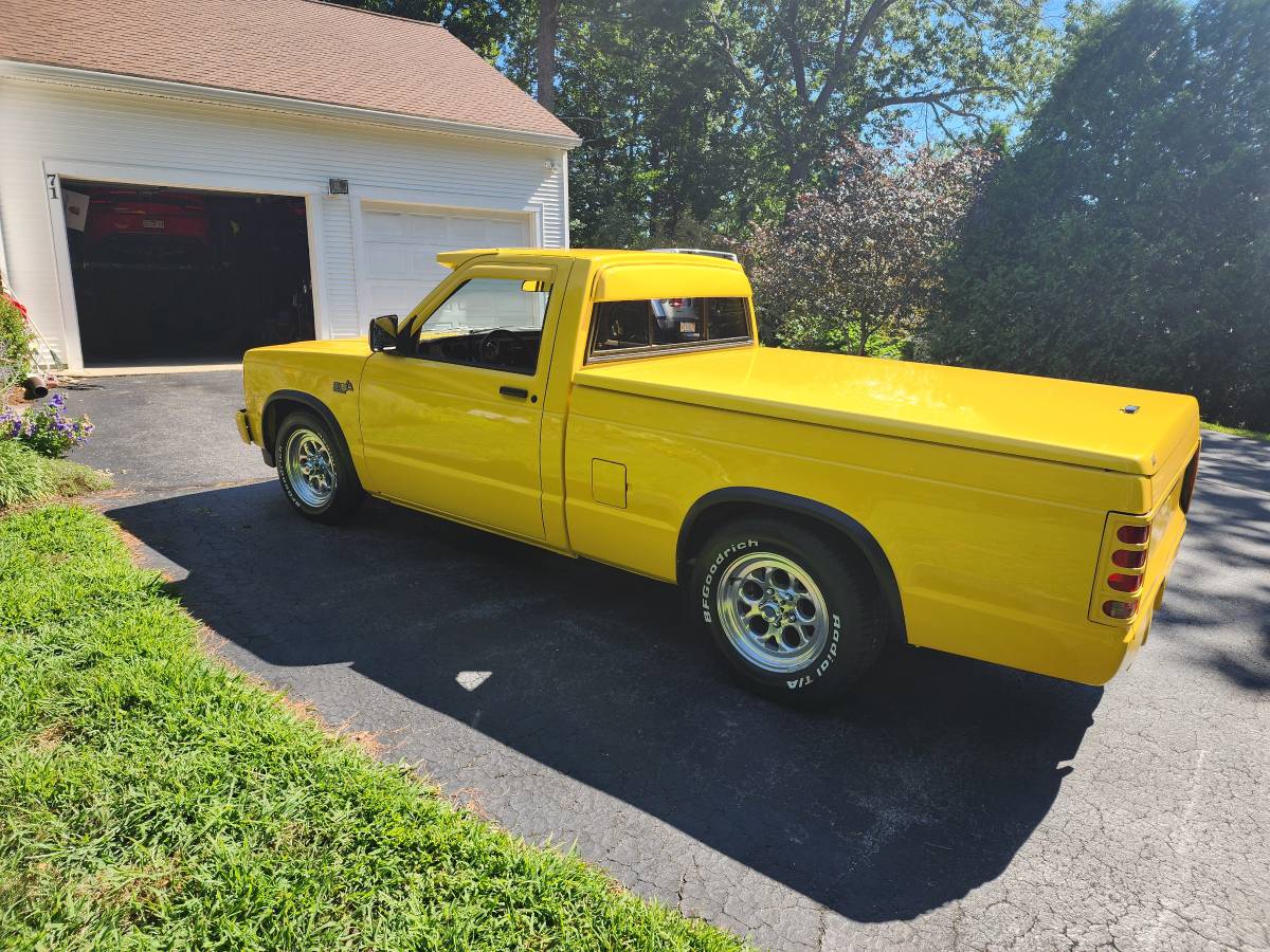 Gmc-s15-1982-yellow-9