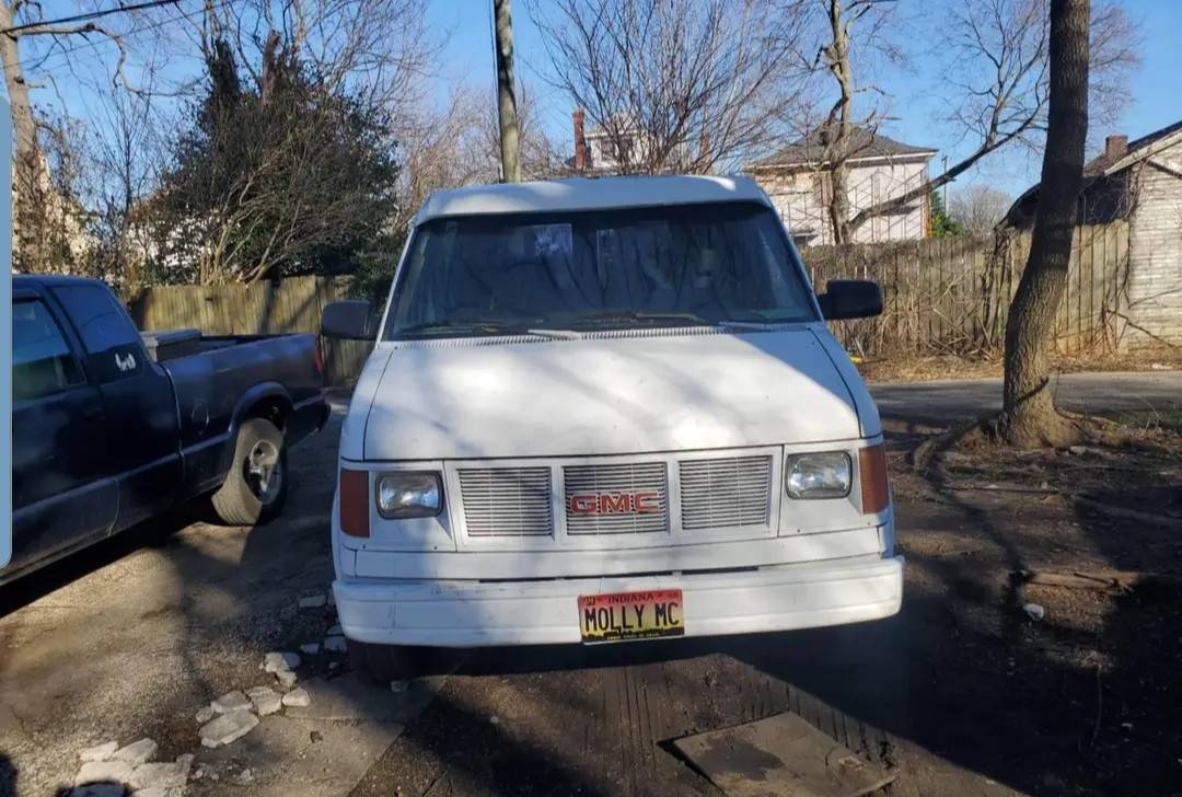Gmc-safari-van-1985-white-2