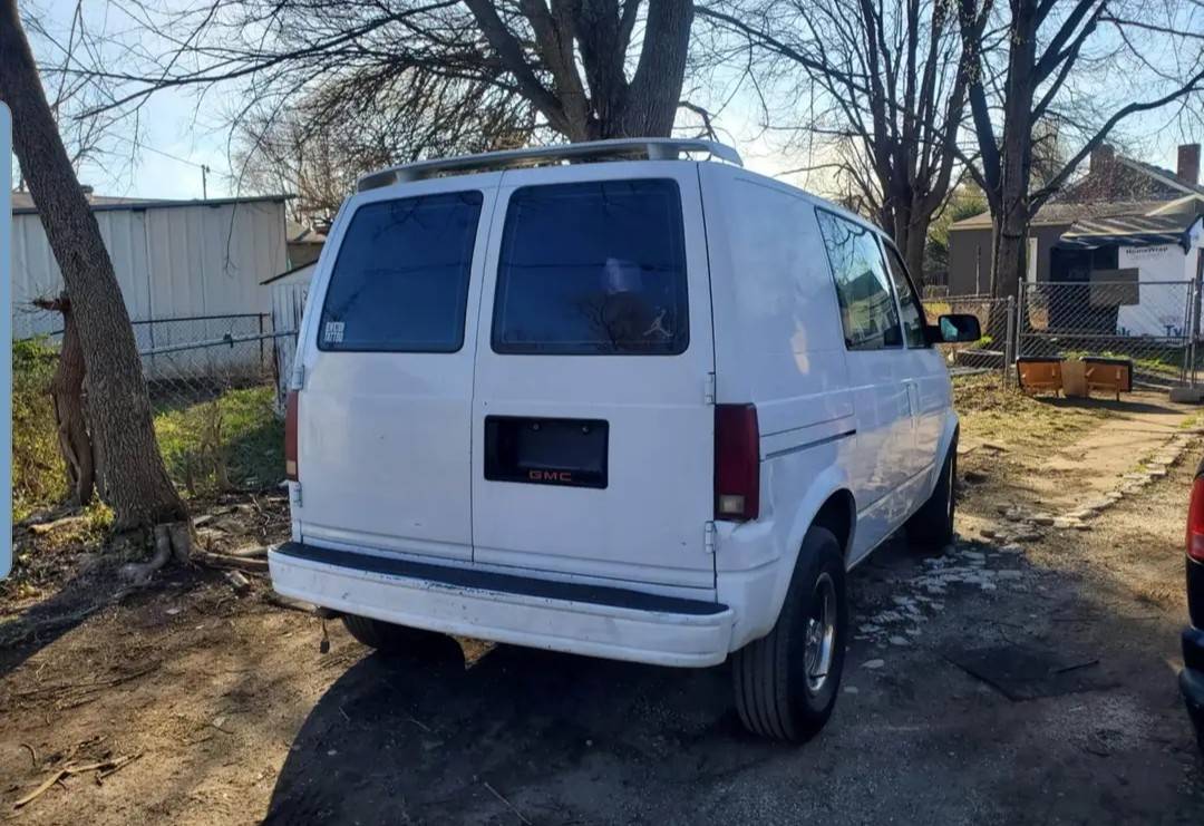 Gmc-safari-van-1985-white-3