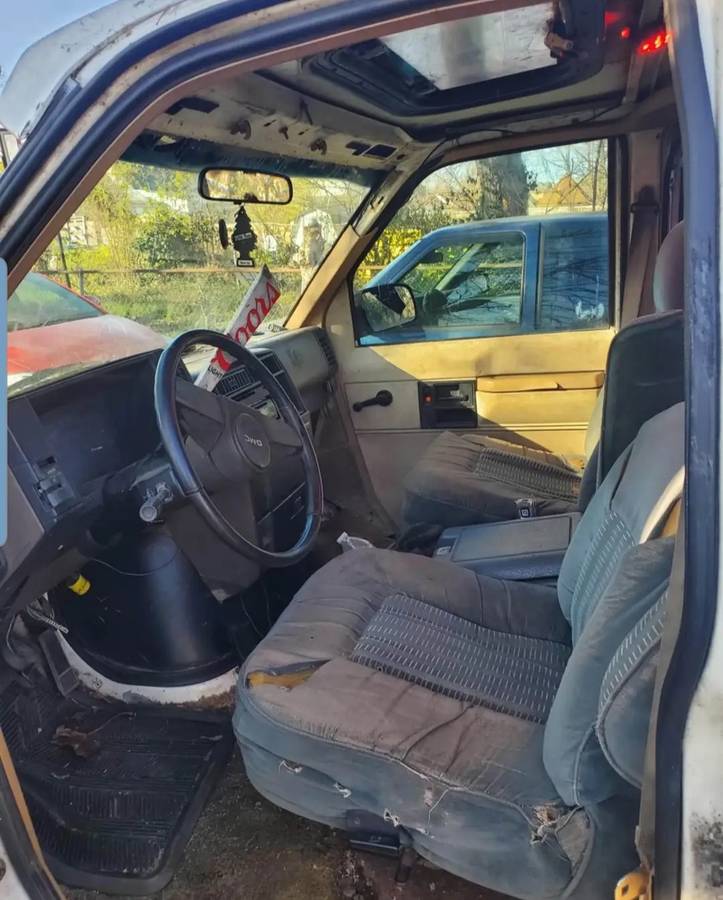 Gmc-safari-van-1985-white-4
