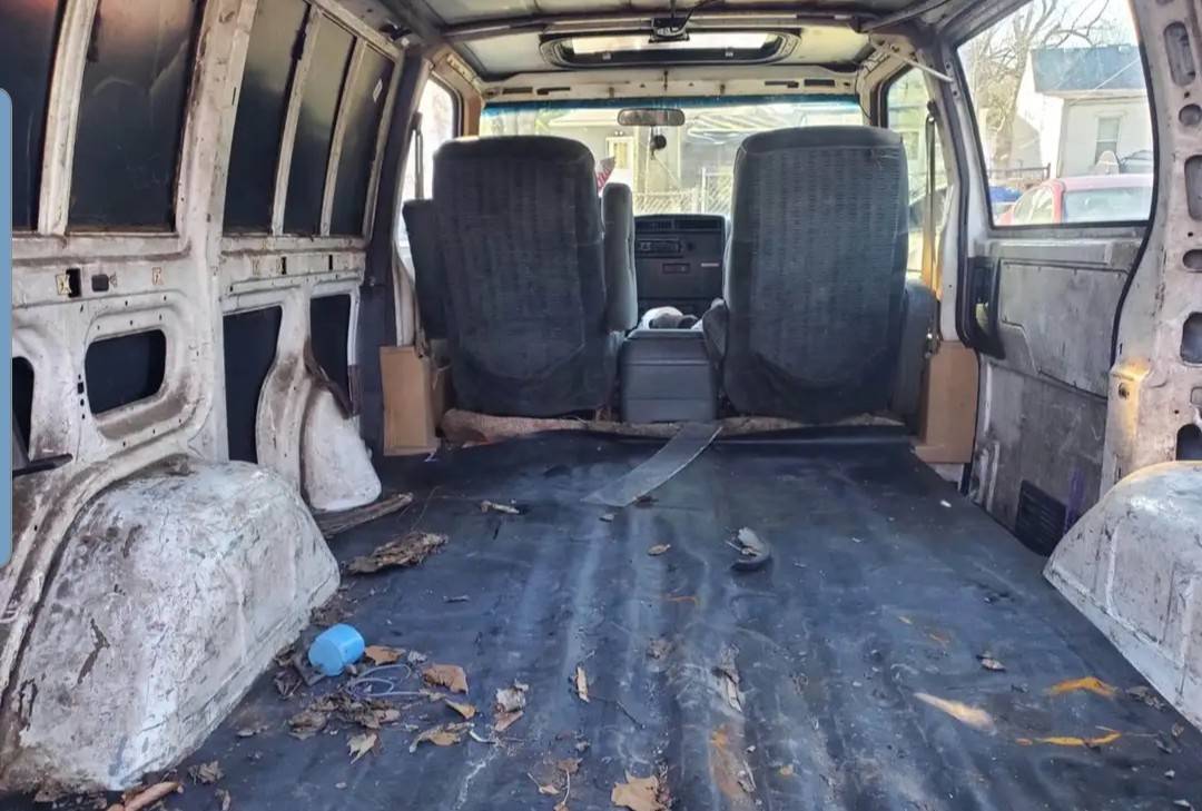Gmc-safari-van-1985-white-5