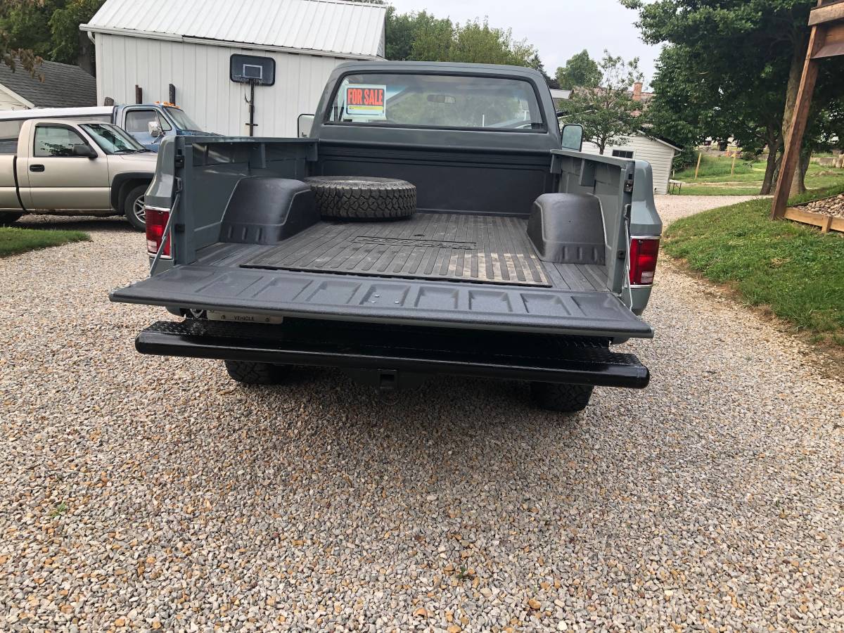 Gmc-sierra-1500-1984-4