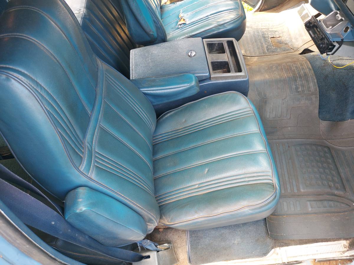 Gmc-suburban-diesel-1984-blue-1