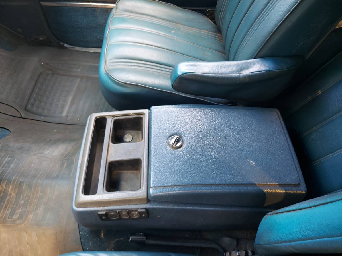 Gmc-suburban-diesel-1984-blue-11