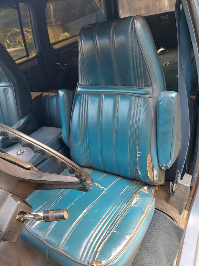 Gmc-suburban-diesel-1984-blue-12