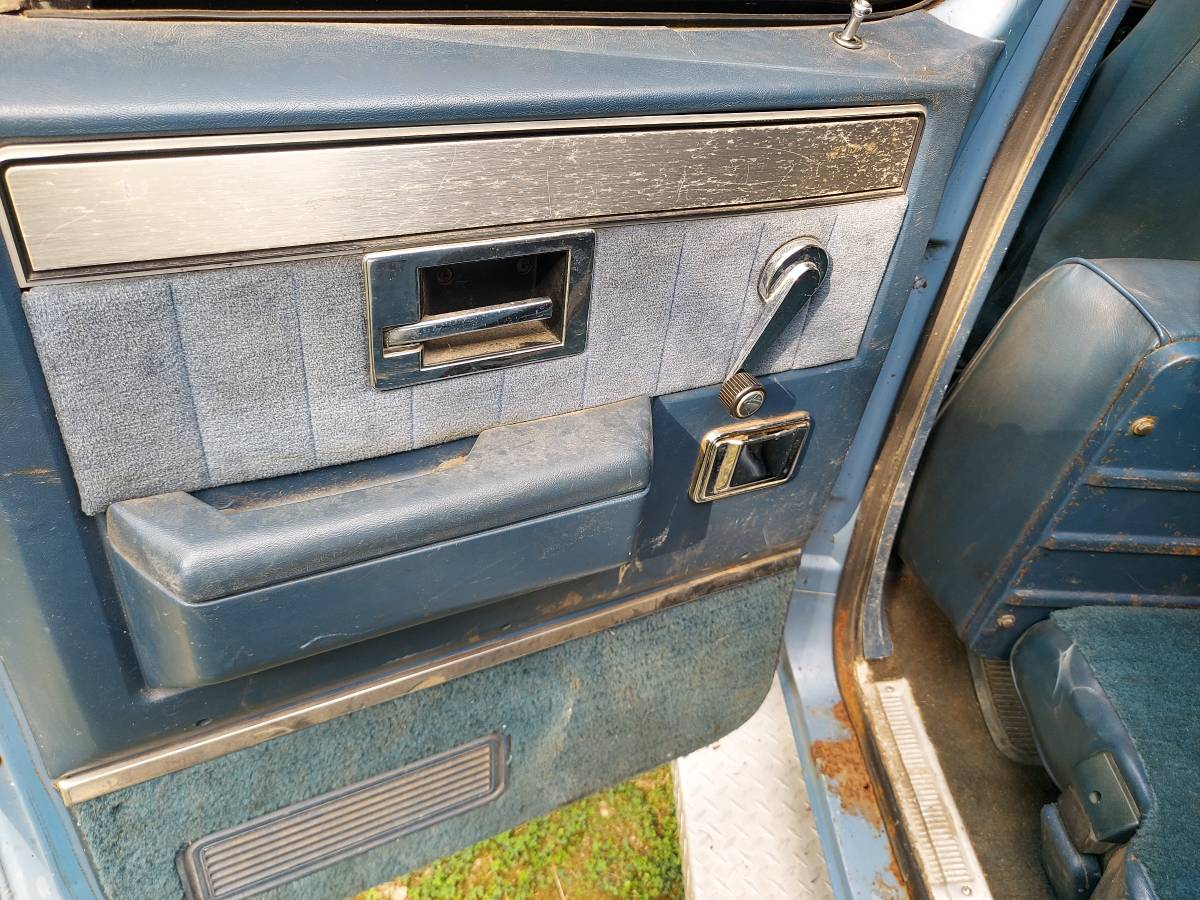 Gmc-suburban-diesel-1984-blue-14
