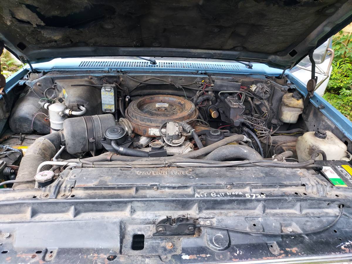 Gmc-suburban-diesel-1984-blue-4
