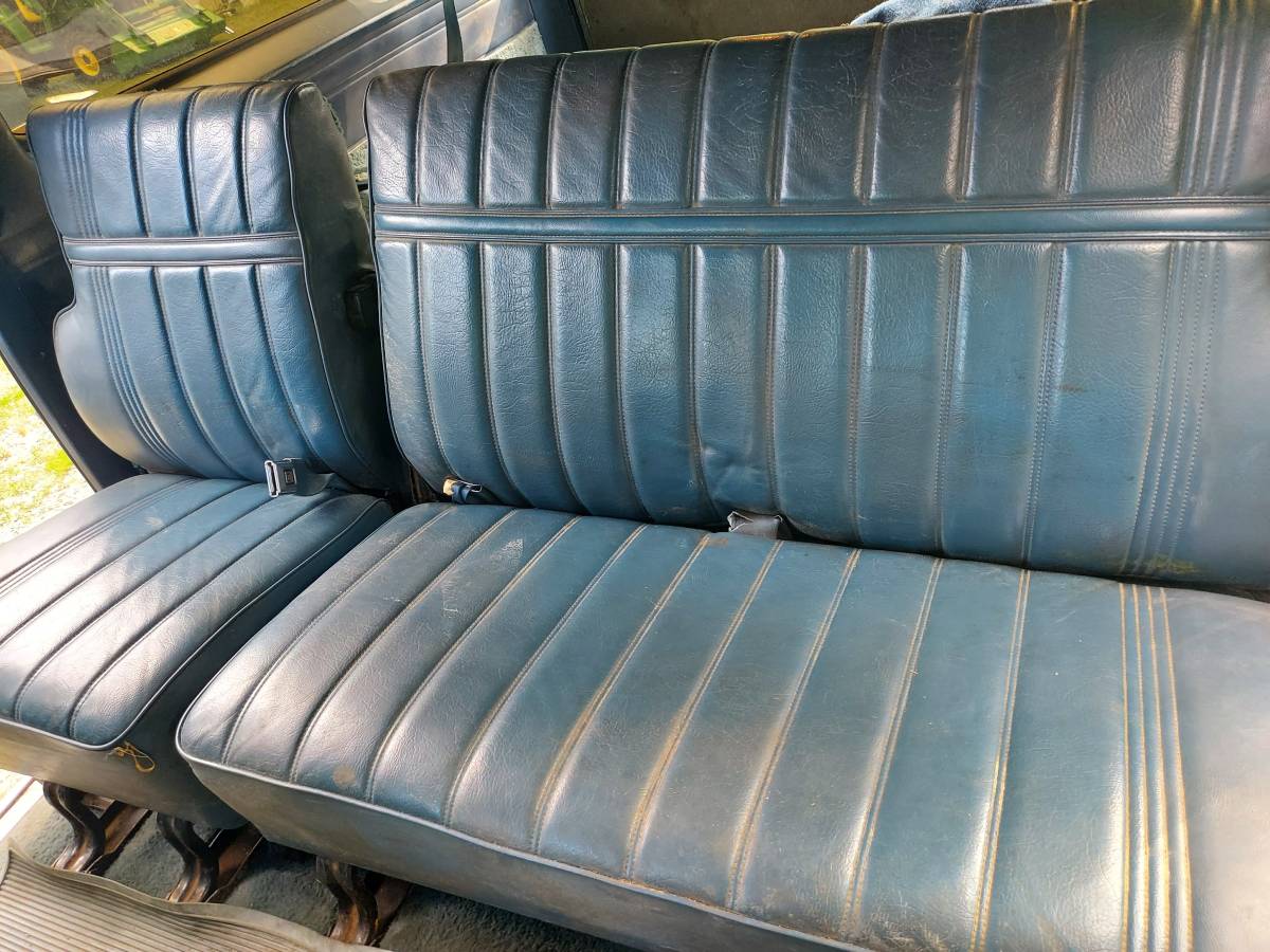 Gmc-suburban-diesel-1984-blue-5