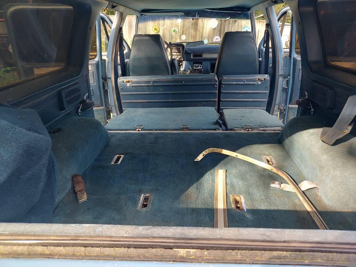 Gmc-suburban-diesel-1984-blue-7