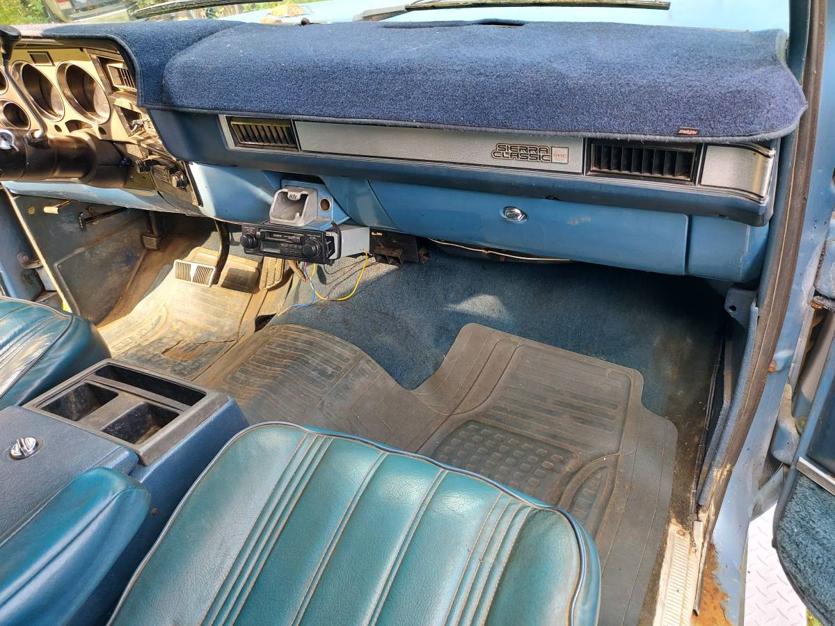 Gmc-suburban-diesel-1984-blue-9
