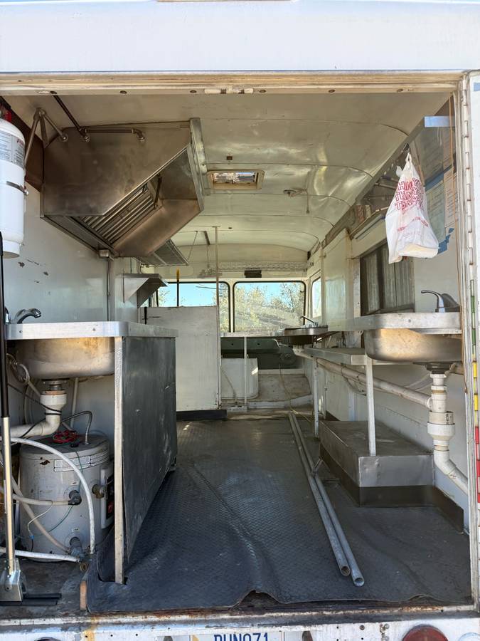 Gmc-value-van-1976-white-3