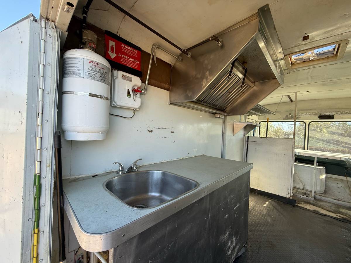 Gmc-value-van-1976-white-4