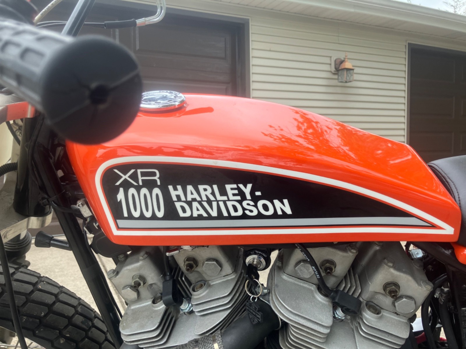 Harley-Davidson-H-D-XR-1000-eng.-flat-track-1983-4