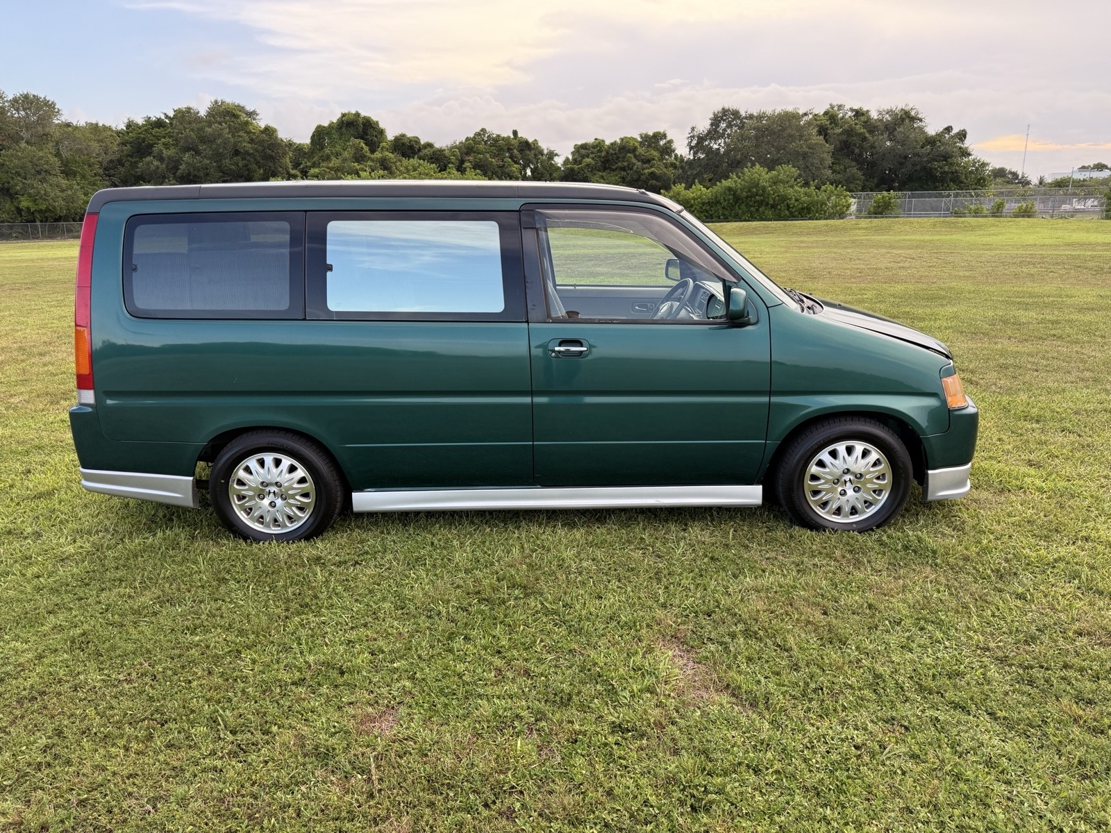 Honda-Stepwgn-4WD-1996-SUV-12