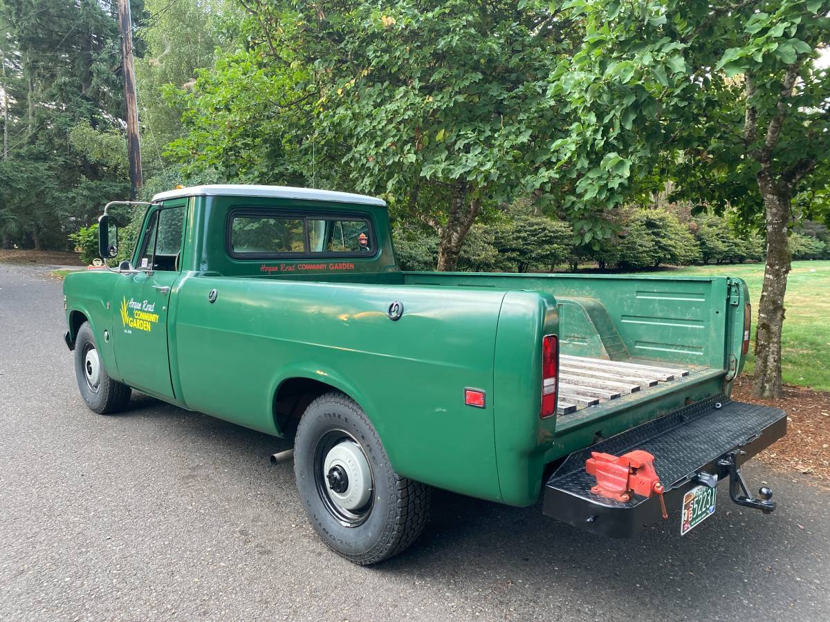 International-1210-camper-special-1973-green-1