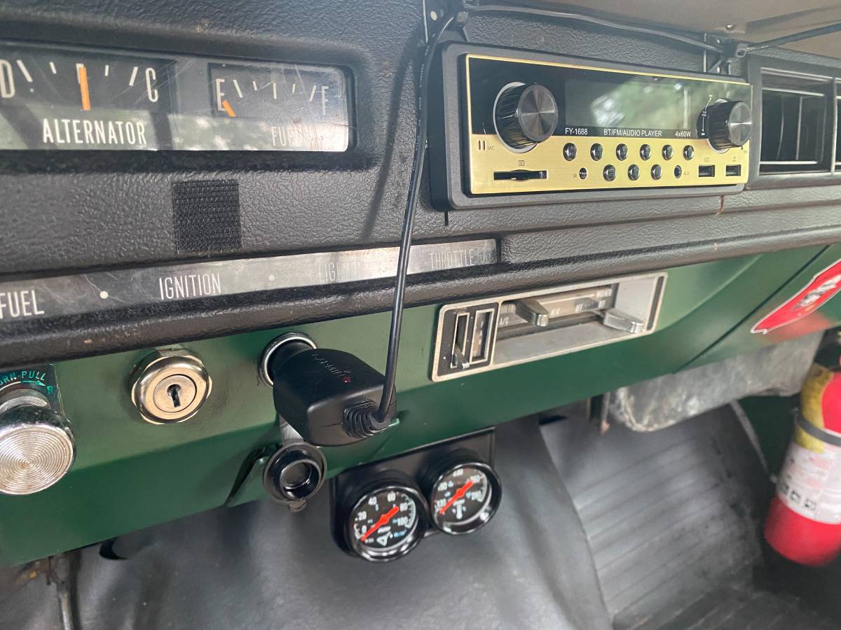International-1210-camper-special-1973-green-17