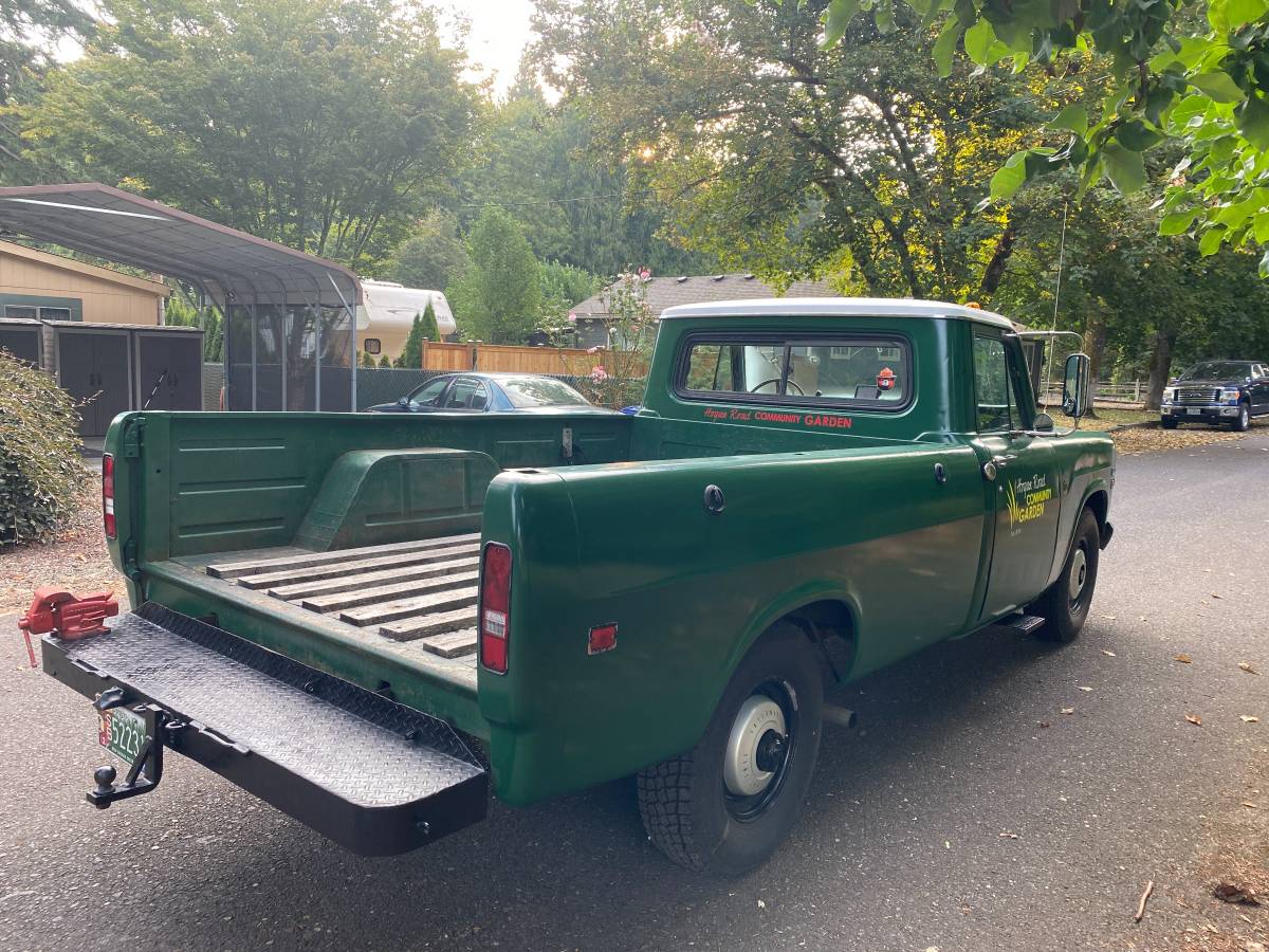 International-1210-camper-special-1973-green-3