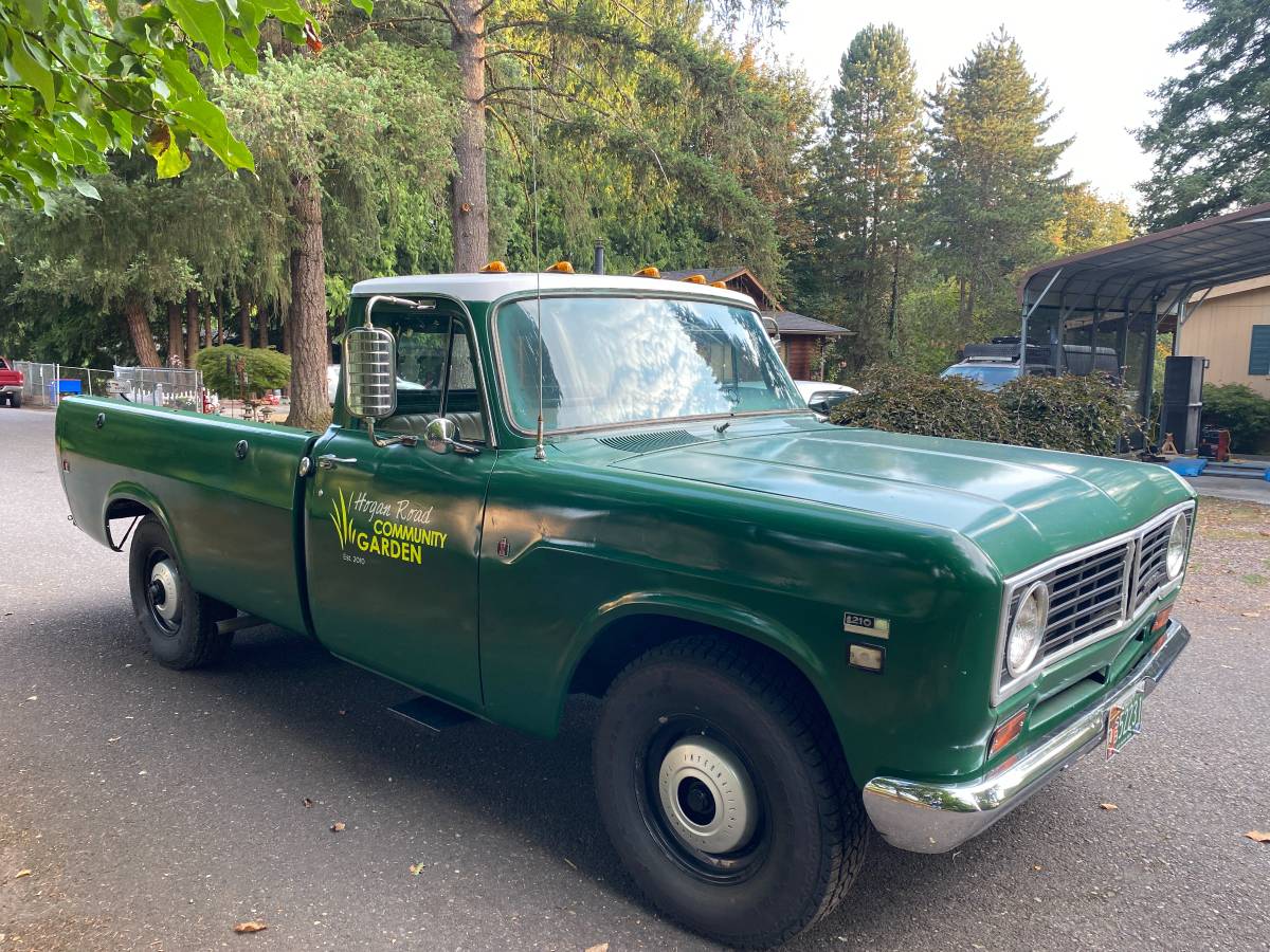 International-1210-camper-special-1973-green-5