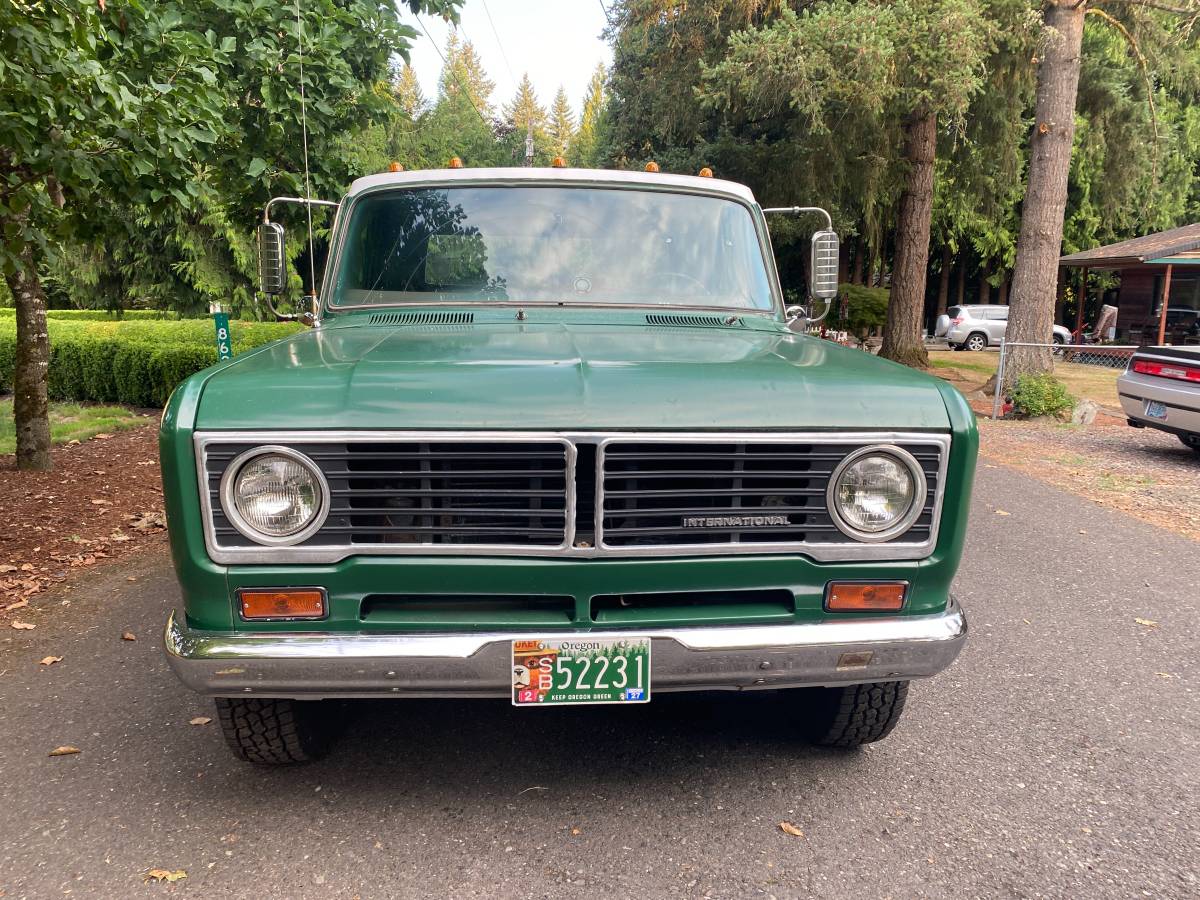 International-1210-camper-special-1973-green-6