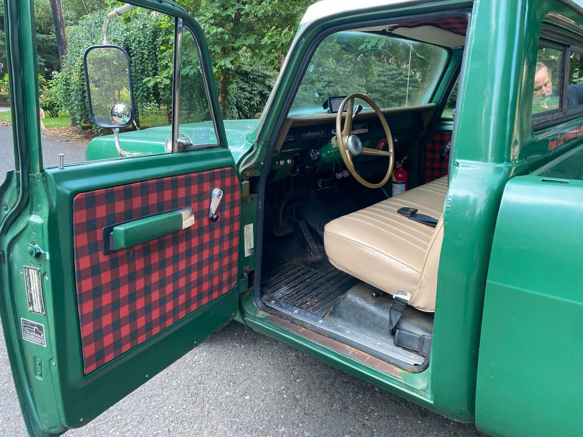 International-1210-camper-special-1973-green-7