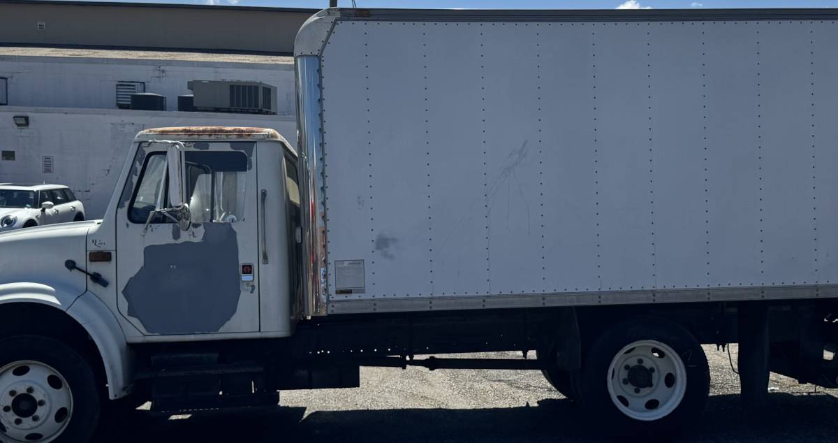 International-4600-diesel-1991-white-1