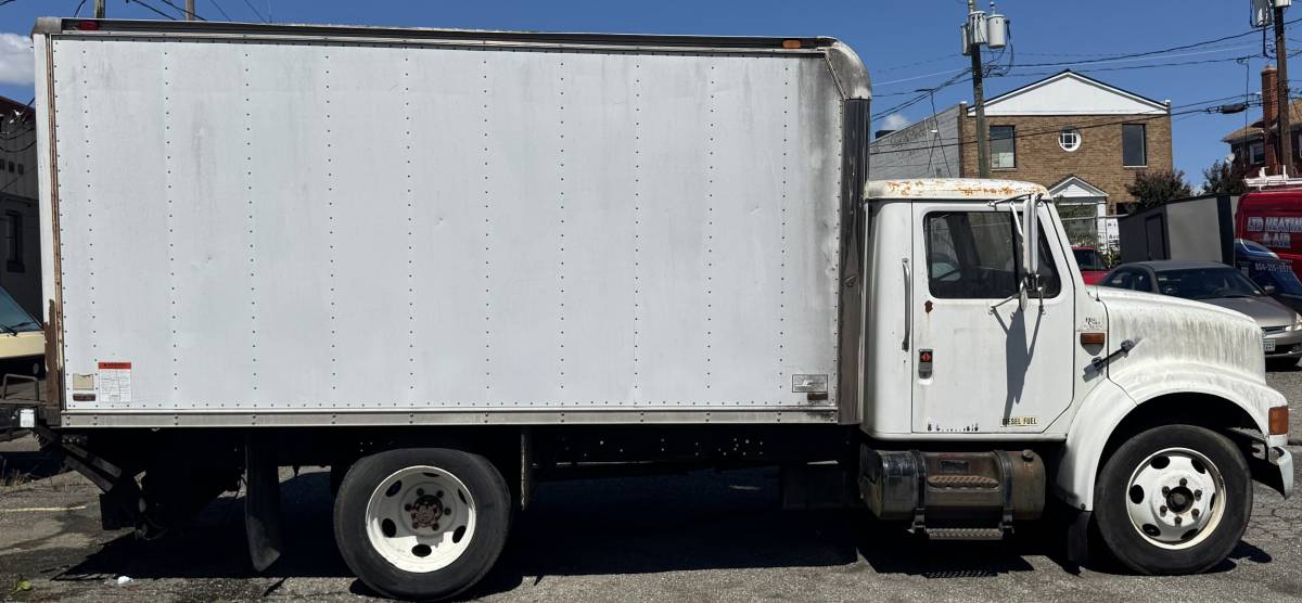 International-4600-diesel-1991-white-3