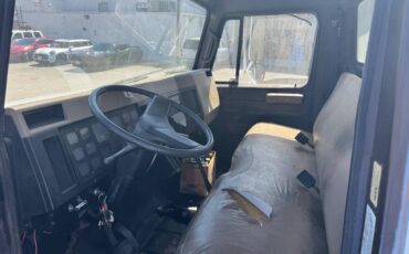 International-4600-diesel-1991-white-5