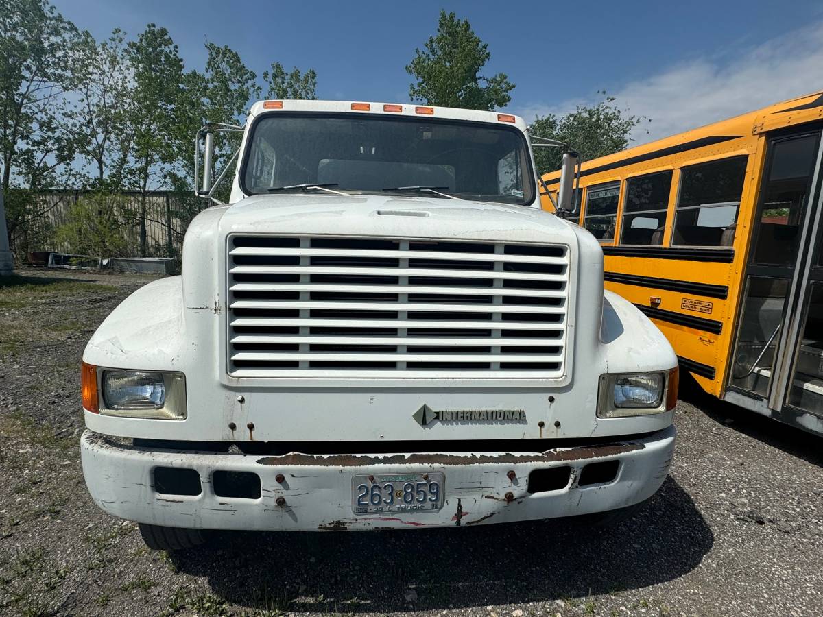 International-4600-diesel-1993-white-1