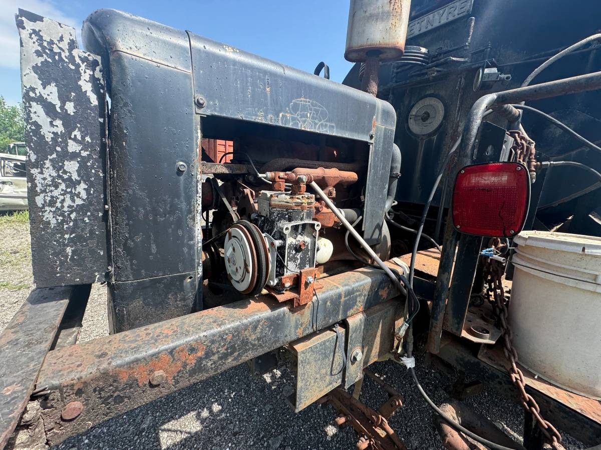 International-4600-diesel-1993-white-8