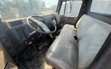 International-4600-diesel-1993-white-9