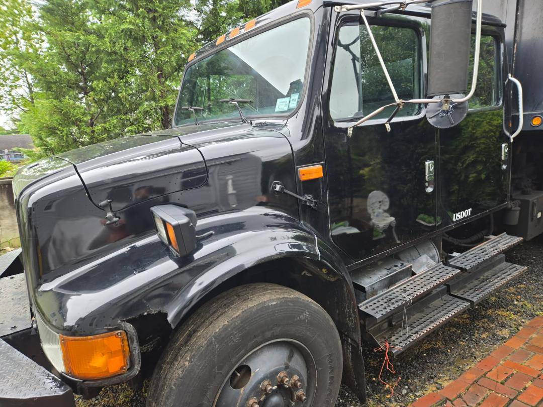 International-4700-diesel-1993-black-1