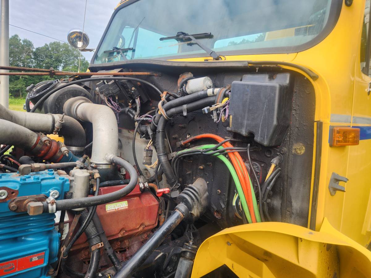 International-4700-diesel-1995-yellow-10
