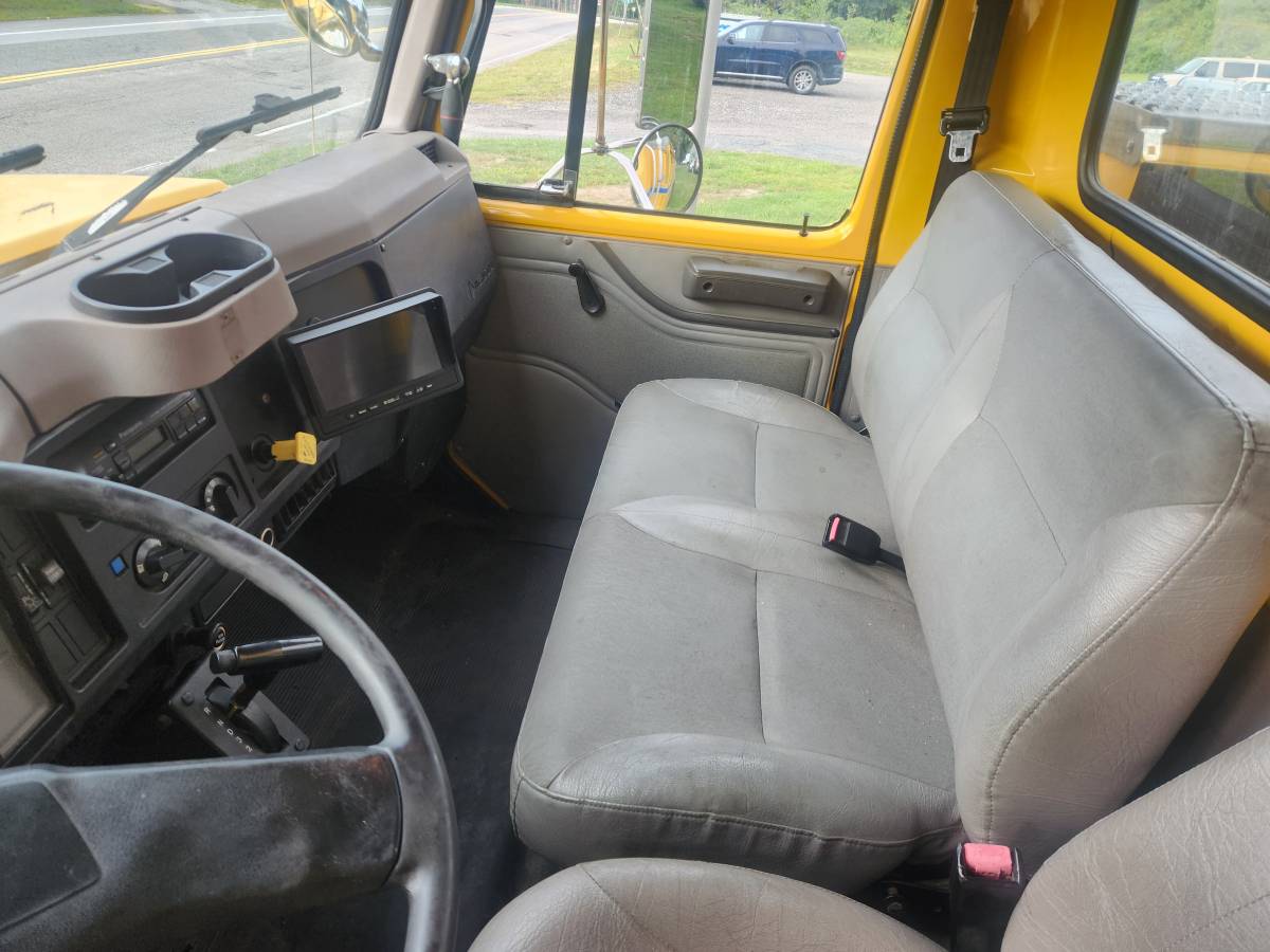 International-4700-diesel-1995-yellow-12