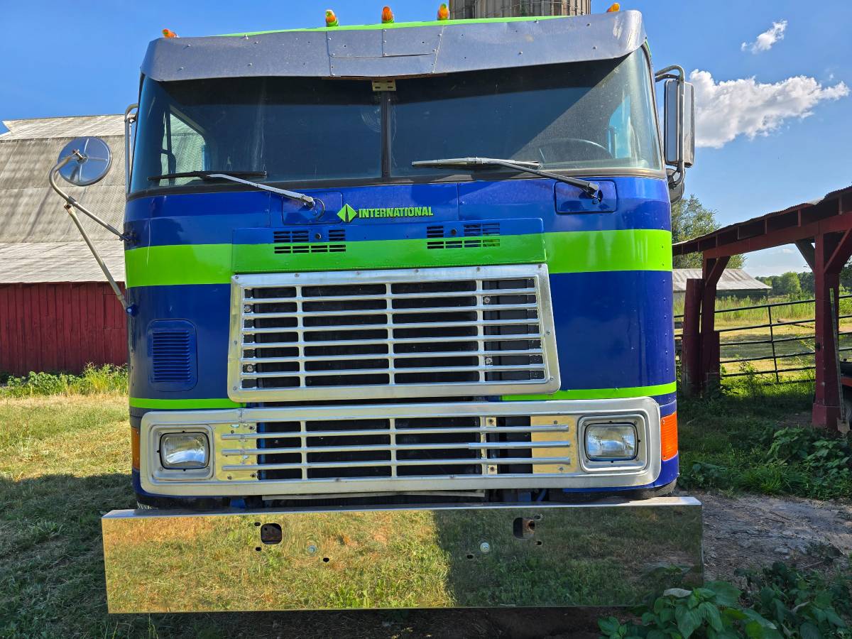 International-9700-diesel-1989-blue-14