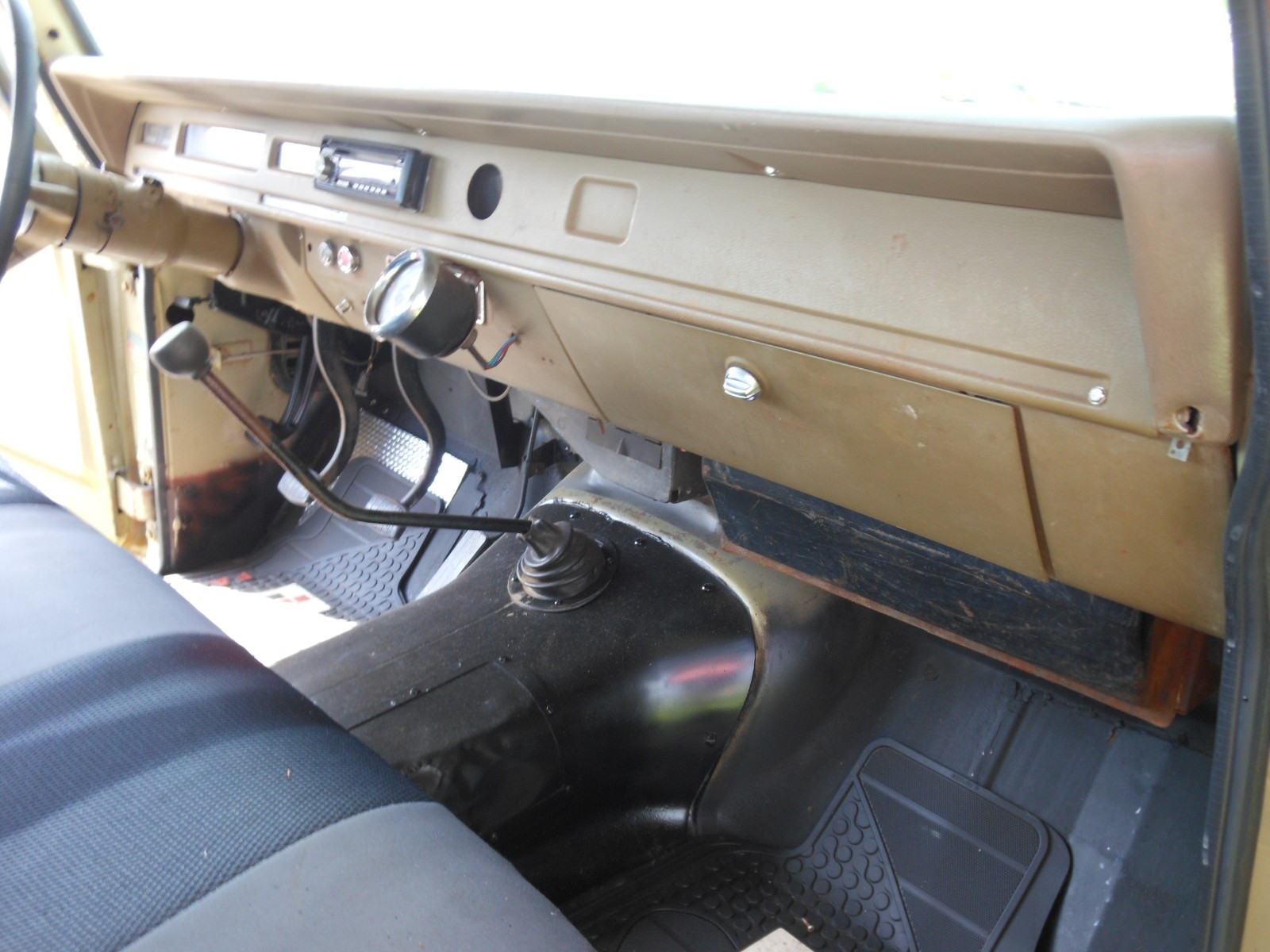 International-Harvester-12-Ton-Pickup-1973-Cab-Chassis-4