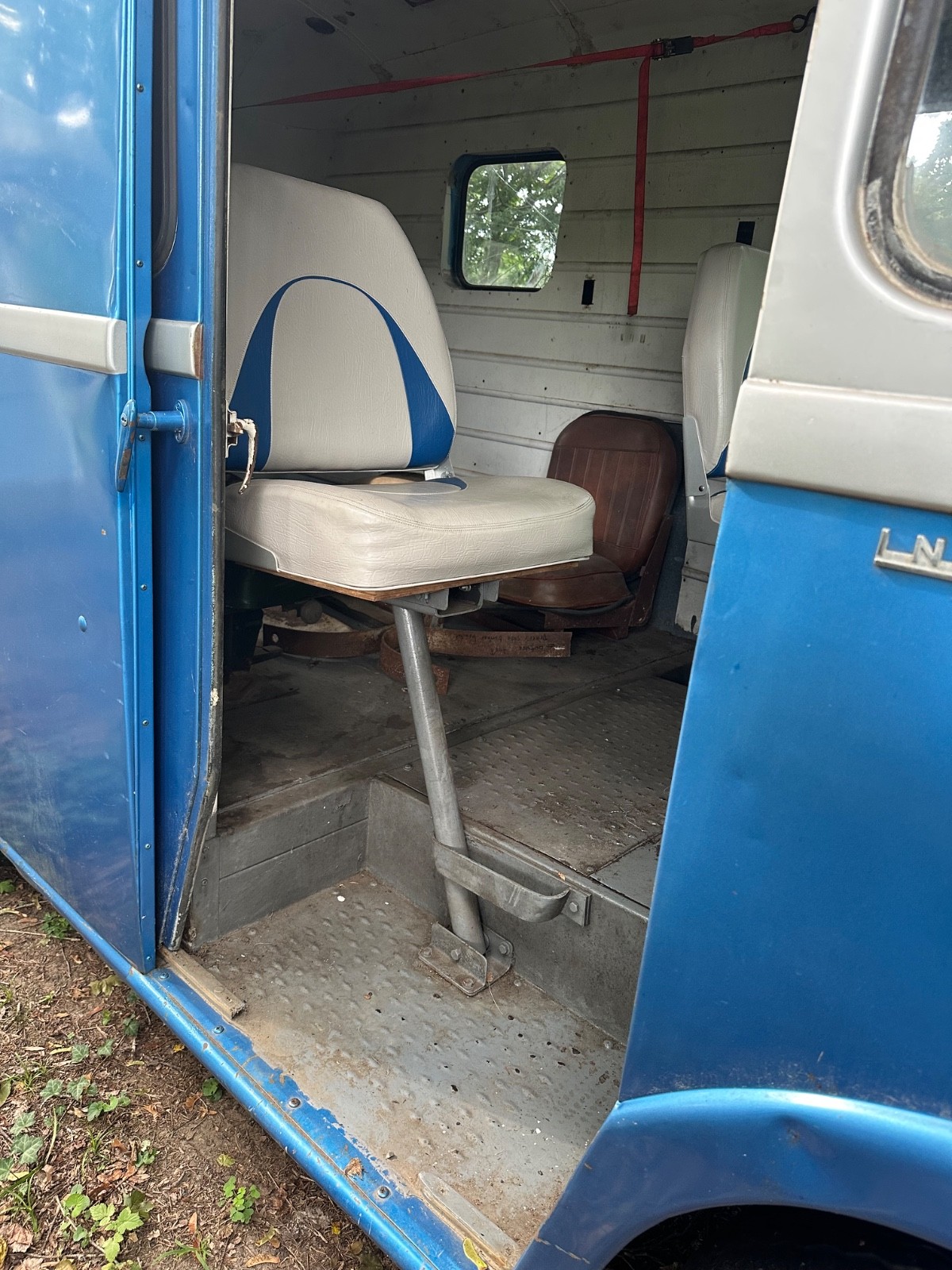 International-Harvester-Metro-1960-Standard-Passenger-Van-10