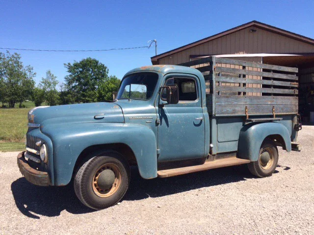 International-Harvester-l110-1951-Blue-Black-1