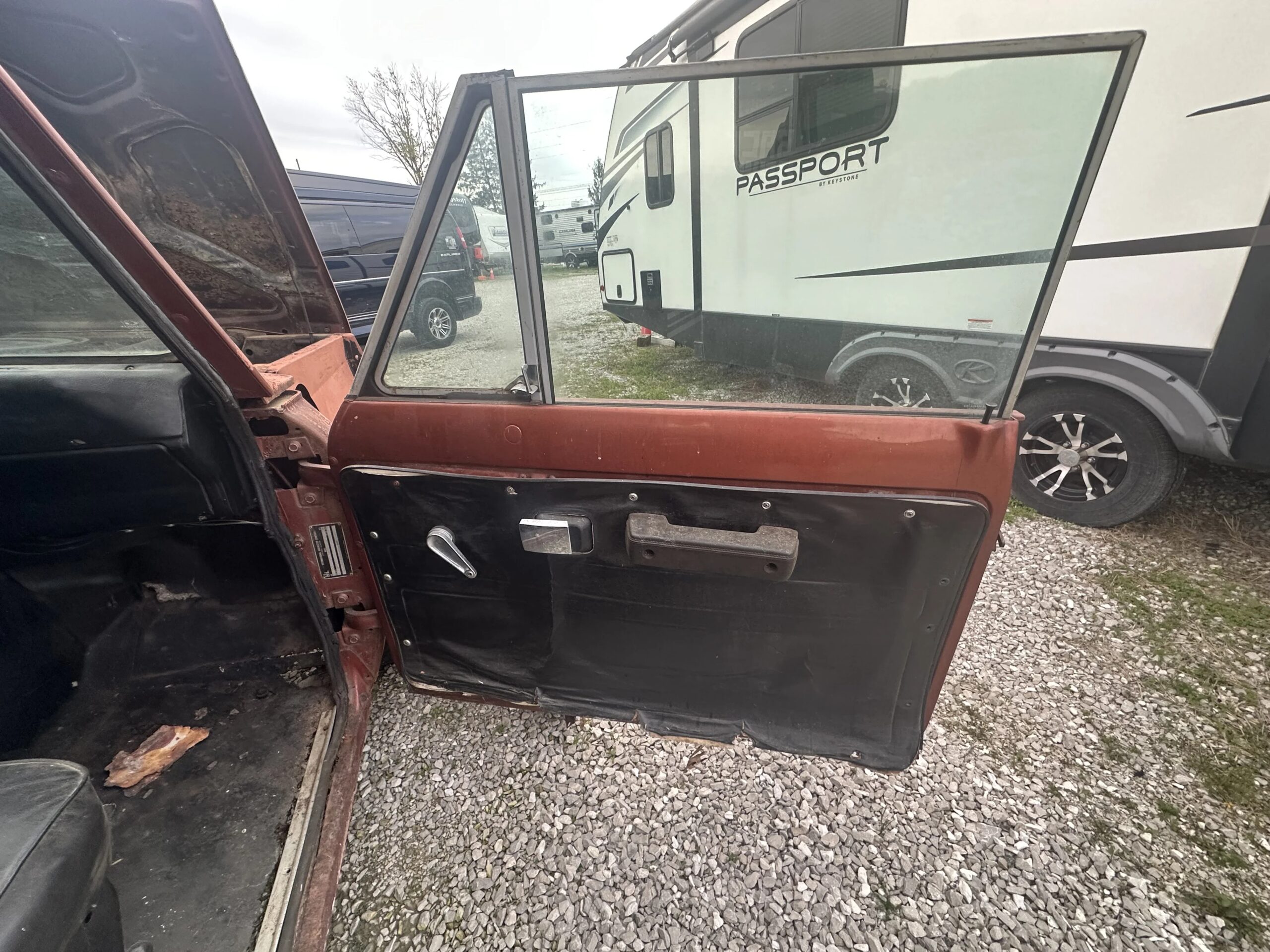 International-Harvester-scout-1979-Red-Black-32