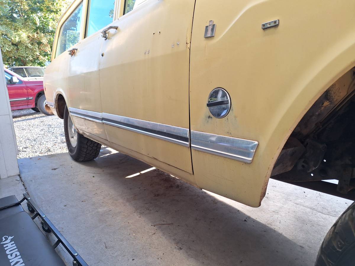 International-harvester-travelall-1973-12