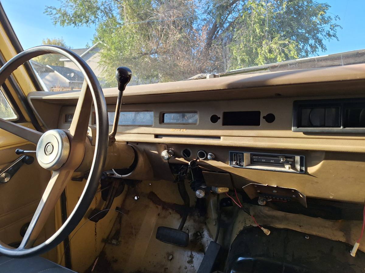 International-harvester-travelall-1973-14