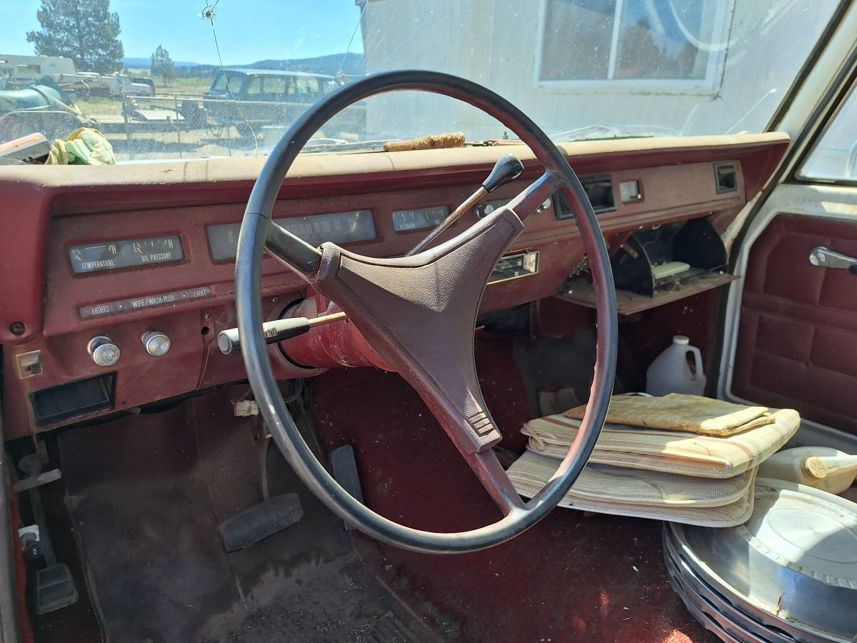 International-harvester-travelall-1973-2