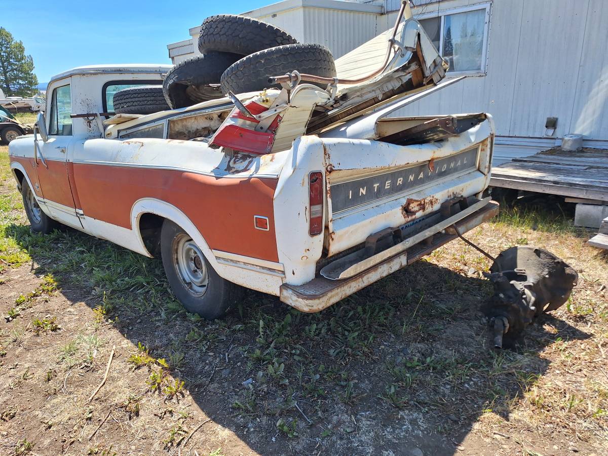 International-harvester-travelall-1973-3