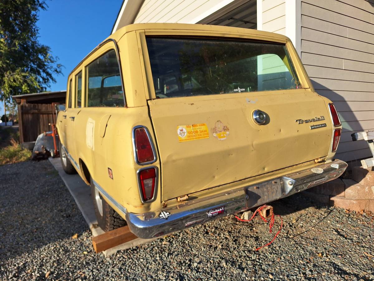 International-harvester-travelall-1973-7
