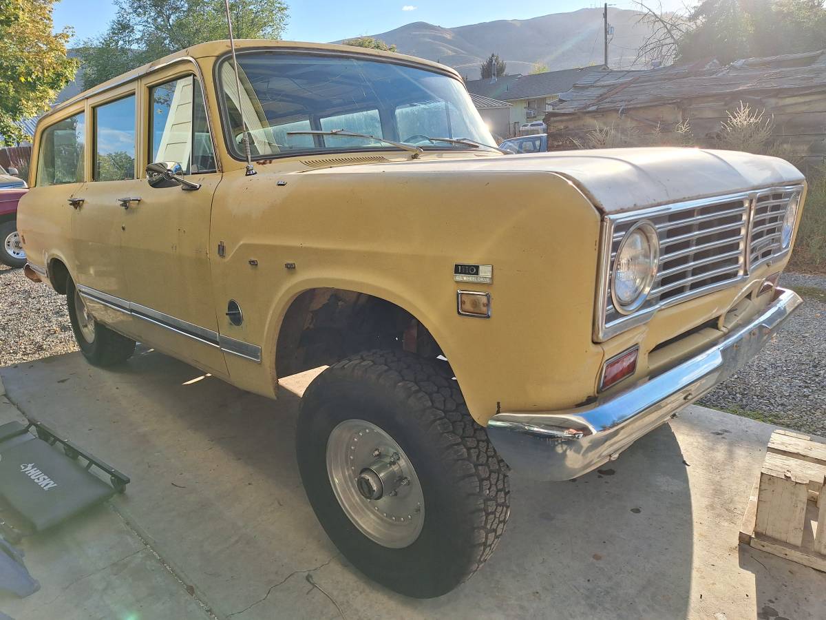 International-harvester-travelall-1973