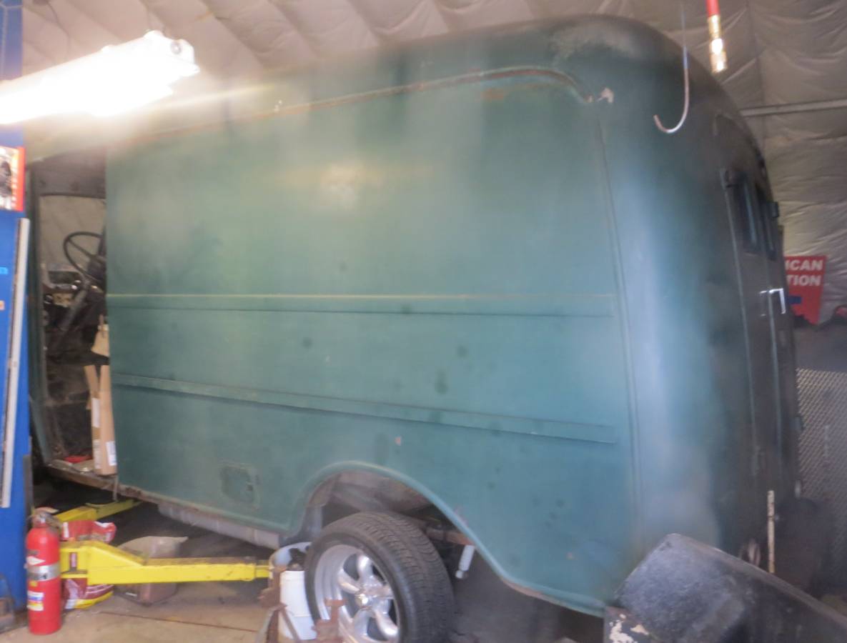 International-metro-van-1963-green-10