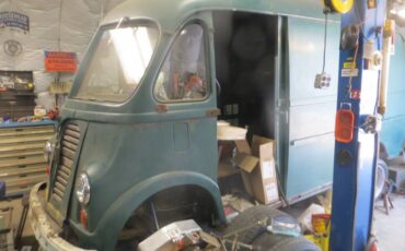 International-metro-van-1963-green-11